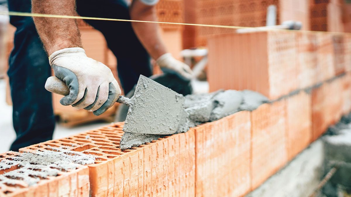 Od základů po střechu: jak postavit dům vlastníma rukama